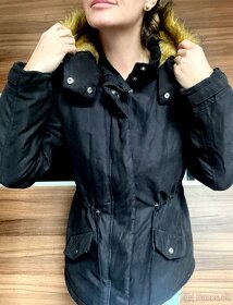 Dámska čierna bunda s kapucňou a kožušinou - 3