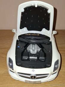 MERCEDES-BENZ SLS AMG 1:18 Minichamps - 3