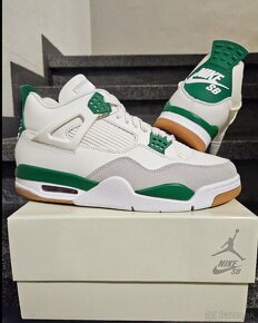 Nike Air Jordan 4 Retro "Pine Green" - 3