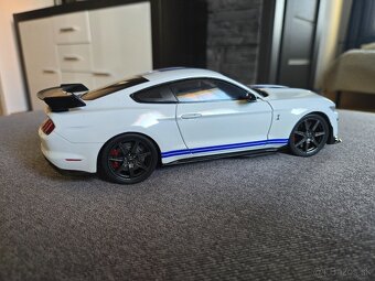 Ford Mustang Shelby GT500 1:18 Solido - 3