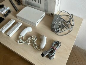 Nintendo Wii konzole - 2 ovladače - 300G HDD plný her - 3