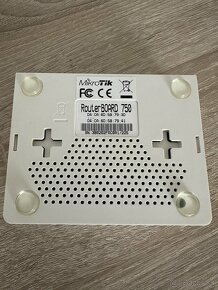 MikroTik RouterBOARD 750 - 3