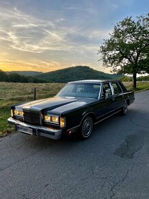 Lincoln Continental Towncar - 3