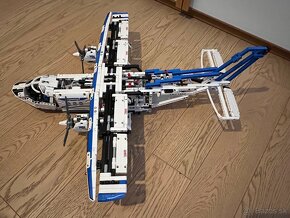 Lego Technic Cargo Plane #42025 - 3