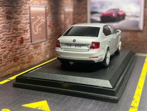 Škoda Octavia III 1:43 - strieborná, tónované sklá, EVČ - 3