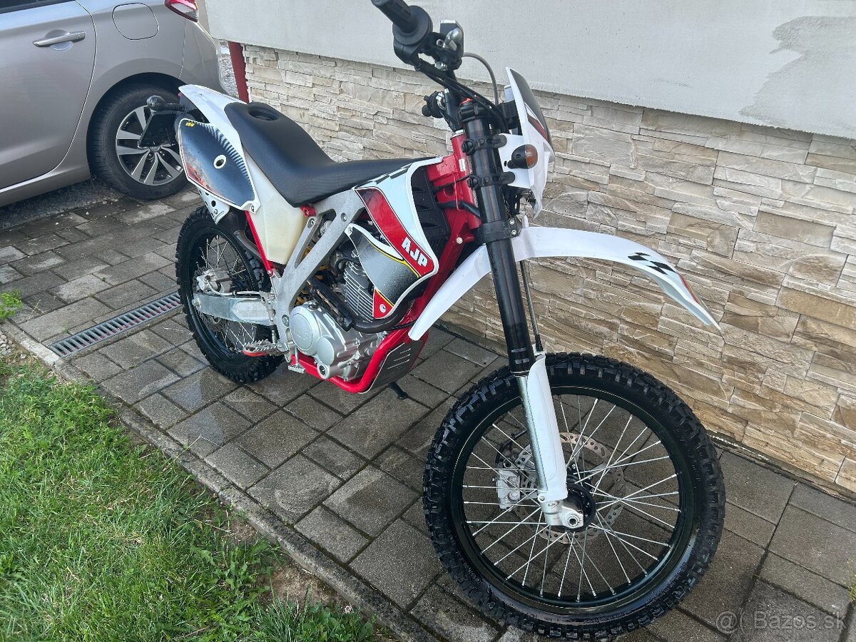 AJP PR3 125 Supermoto