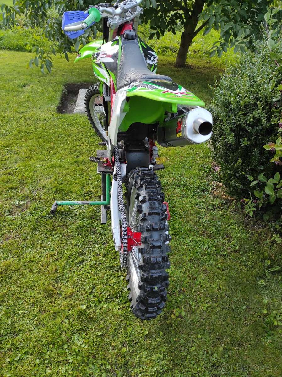 Predám Kawasaki kxf 250 (full akrapovič) stojan a oblečenie