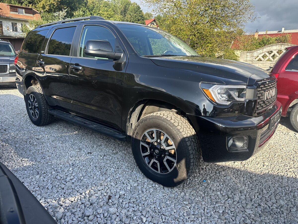 2016 Toyota Sequoia SR5 5,7 V8 LPG 4x4 7-miest podvozok +2”