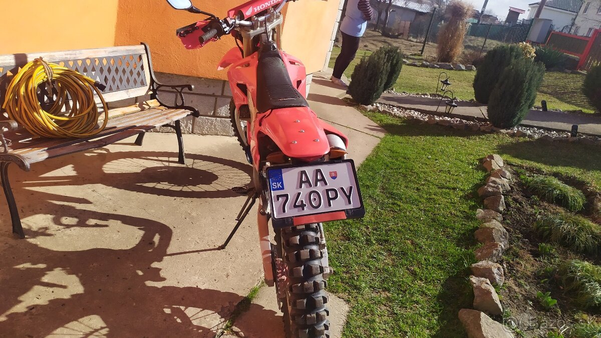 Predám Hondu crf 450 r, Moto má ŠPZ.