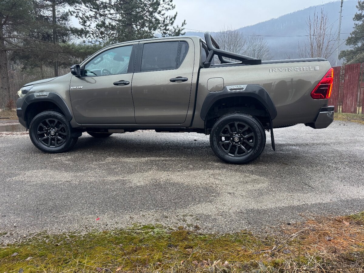 Toyota Hilux INVINCIBLE 2.8. 150kw