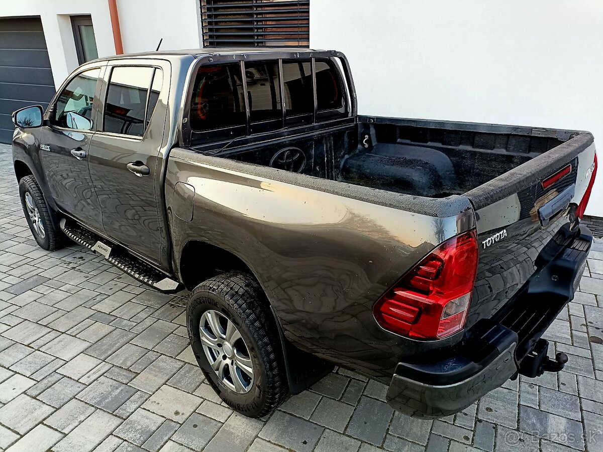 TOYOTA HILUX 2.4DI-D - PREDAJ AJ NA SPLÁTKY