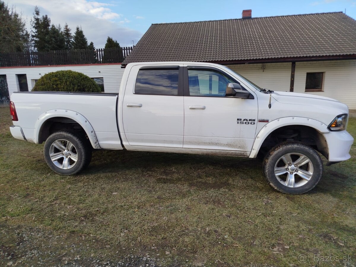 Dodge RAM 1500 5.7 V8 , SPORT , 4x4 , full vybava 2017