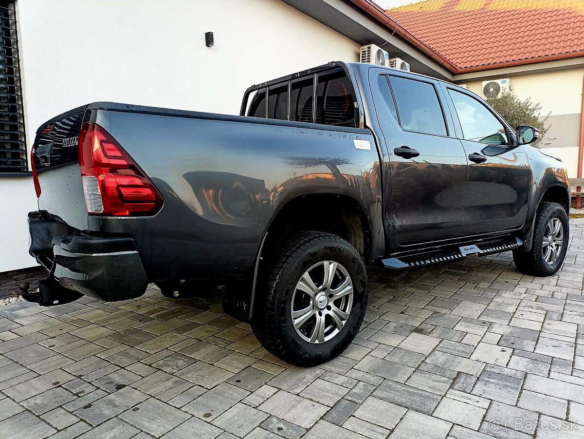 TOYOTA HILUX 2.4DI-D - PREDAJ AJ NA SPLÁTKY