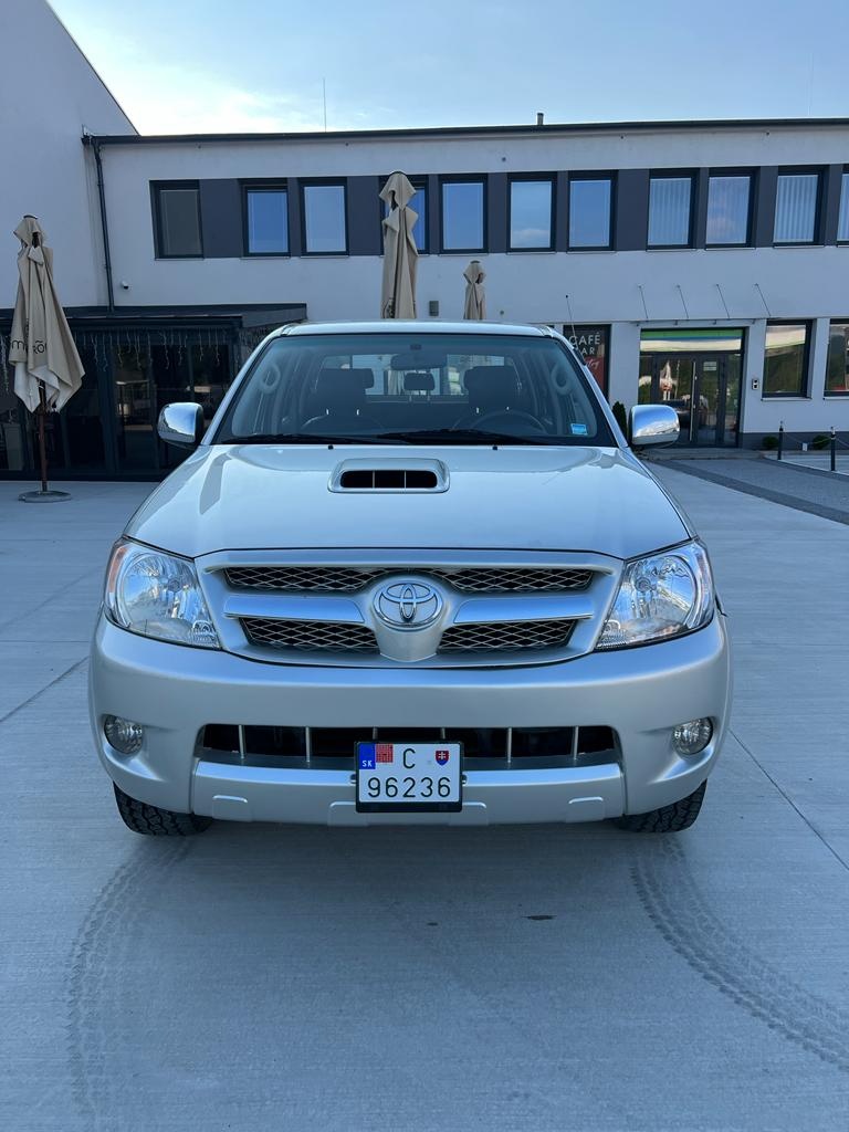 Predam toyotu hilux 3.0 diesel