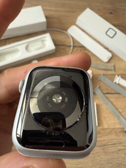 Apple Watch 4 44mm strieborné - 4