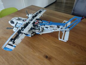 Predám lego technic lietadlo Cargo plane 42025 v 100% stave - 4