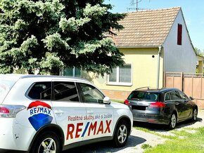 REMAX ponúka na predaj rodinný dom s veľkým pozemkom v obci  - 4