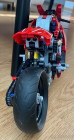 - - - LEGO Technic - Ducati Corse V4 R (42107) - - - - 4