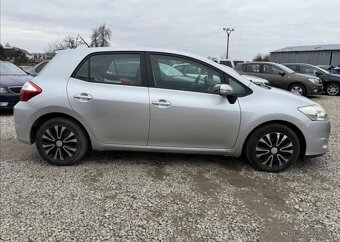 Toyota Auris 1,6 1.MAJITEL ČR 60tKm +ALU benzín manuál 97 kw - 4