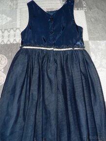 dievčenské tmavomodré saténové šaty 5-6 rokov - 4