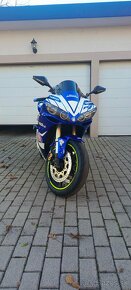 Yamaha R1 - 4