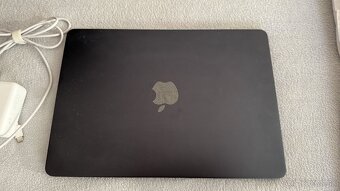 Apple MacBook Air 13 2022 256 GB + nabijecka - 4