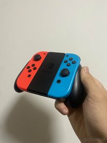 Nintendo switch ovládače a charging grip - 4