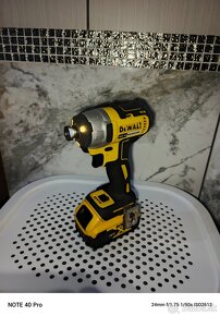 DEWALT DCF 887 RAZOVY UŤAHOVÁK BATERIA 18V 5.0AH - 4