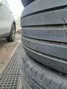 Goodyear 225/55R19 99V - 4