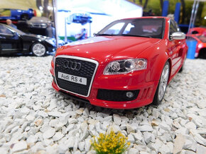 model auta Audi RS4 B7 sedan červená farba Otto mobile 1:18 - 4