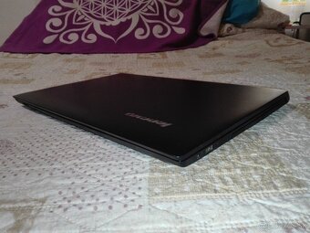 Lenovo. SSD 256 GB. RAM 16 GB. 15,6“ FHD. Grafika 2+8 GB. - 4