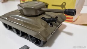 Plechový IGRA TANK na kľúčik z roku . Zakúpený v USA. - 4