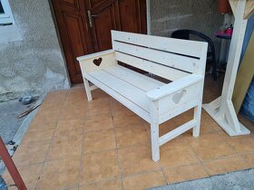 Krásna drevená záhradná lavička – ideálna na relax - 4