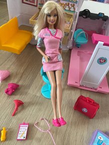 Barbie sanitka s barbinami - 4