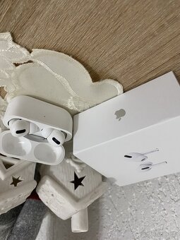 Apple AirPods Pro - 4