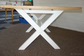 Stôl dubový s bielymi nohami. - 4