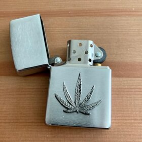 Predám ZIPPO zapaľovač Cannabis Leaf - 4