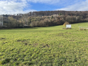 Predaj stavebného pozemku 10060 m² priamo v meste Banská Bys - 4