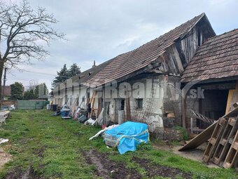 PREDAJ: Stavebný pozemok v centre obce Lehnice. - 4