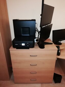 PC zostava so 4 monitormi - 4