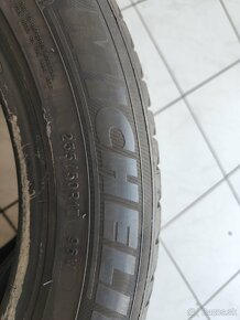 Predám 2ks 235/50 R17 MICHELIN - 4