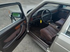 Mercedes 126 260E - 4