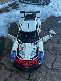 Model skladaný Porsche 911 RSR ako lego - 4