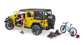 Bruder Jeep Wrangler Rubicon s cyklistom a okolo - 4