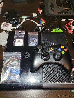 Xbox 360 E 500GB + Hra + adaptéry - 4