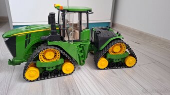 Pásový traktor- pásák John Deere  Bruder - 4