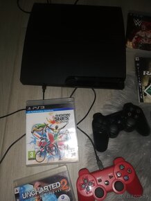 Playstation 3 Slim, kopec hier, 2 ovládače, káble - 4