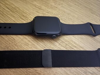 Apple Watch SE 44mm Space Grey Aluminium Case - 4