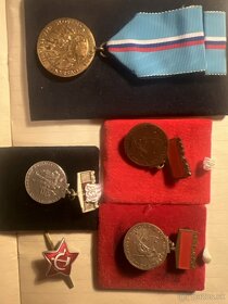 medaila člen brigády soc prace cena spolu 20€ - 4