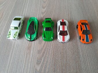 Kufrík a 50 Hot Wheels autičok - 4